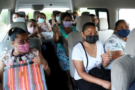 Mujeres solidarenses de entre 40 y 69 años de edad, fueron trasladadas a la Uneme-Dedicam Cancún para realizarse sus mastografías gratuitas,  como parte de las acciones emprendidas por el DIF Solidaridad en el mes de sensibilización del cáncer de mama.