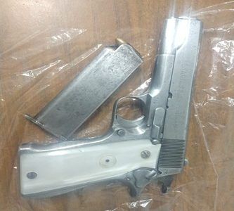 ATRAPAN A MATÓN.- Luego de una persecución capturan a sujeto con una pistola en Playa del Carmen