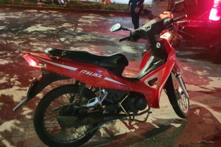RECUPERAN MOTO ROBADA.- La estaba cuidando, dice ladrón en Playa del Carmen