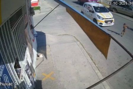 TAXI ATROPELLA A NIÑO Y HUYE DEL LUGAR(𝐂𝐎𝐍𝐓𝐄𝐍𝐈𝐃𝐎 𝐒𝐄𝐍𝐒𝐈𝐁𝐋𝐄)