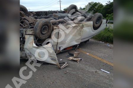 VUELCA VAN.-Conductor irresponsable terminó volcado
