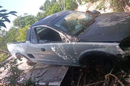 RECUPERAN CARRO UTILIZADO EN SECUESTRO.- El vehículo fue abandonado sobre la carretera federal en Playa del Carmen