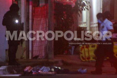 FALLIDA EJECUCIÓN EN CANCÚN.- Abordo de una motocicleta sicario disparan contra jóvenes que resultaron gravemente heridos