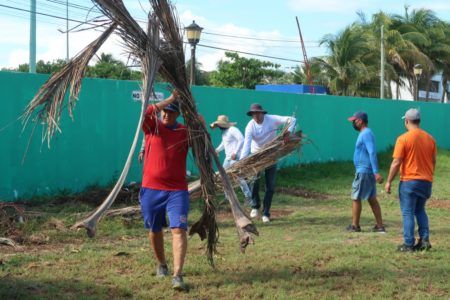 AVANZAN TRABAJOS DE LIMPIEZA Y RESCATE DE ESPACIOS DEPORTIVOS EN ISLA MUJERES