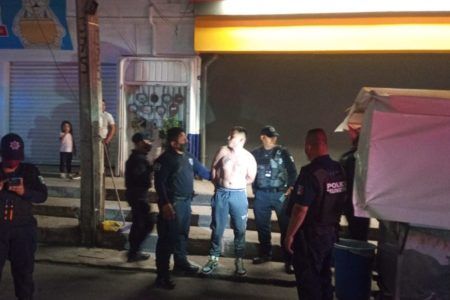 ATACA TAQUERÍA.- Bajo los influjos del alcohol, un sujeto arma zafarrancho en puesto ambulante