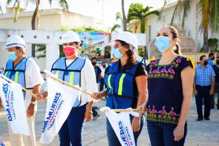 ENCABEZA ATENA GÓMEZ INICIO DE OBRA DE MEJORAMIENTO DE IMAGEN DE LA PLAZA CENTRAL DE ISLA MUJERES