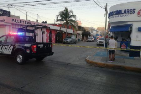 VELADORA DE ALTAR PROVOCA INCENDIO.- La vivienda ardió en llamas y una persona que la habitaba huyó de milagro