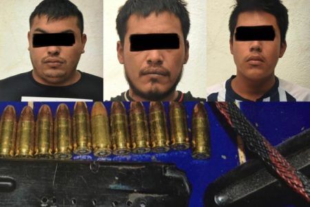 Cateo federal deja tres detenidos, drogas y armas en Cancún