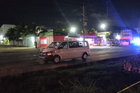 Mata Van a motociclista en Playa del Carmen