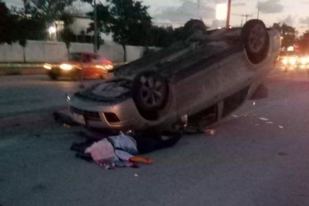 Vuelca y muere aplastado por su vehículo; iba a exceso de velocidad en Cancún