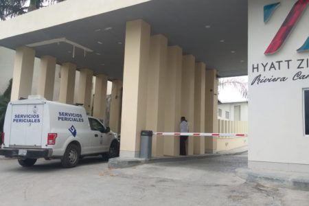 MUEREN DOS EN ENFRENTAMIENTO A BALAZOS.- Momentos de terror vivieron huéspedes del hotel Hyatt, en Bahía Petempich