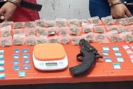 Atrapan a pareja de narcos con 178 dosis de cocaína y mariguana
