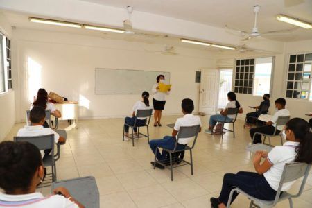 Por covid retrasan inicio de clases a distancia en Quintana Roo