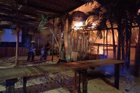 Llamas reducen a cenizas bar de Tulum