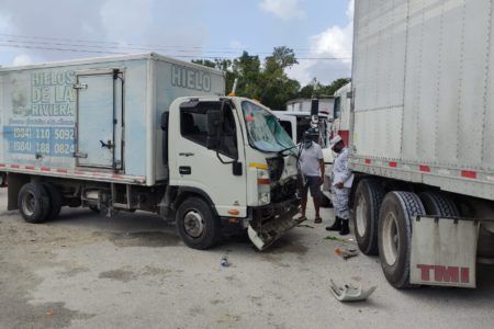 Prensado, imprudente conductor termina estampado contra tráiler