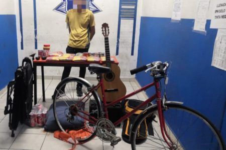 Aseguran a adolescente robando en restaurante