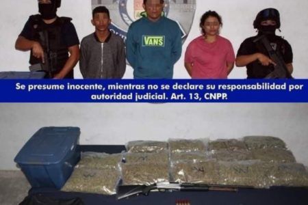 Atrapan a tres vendedrogas con 10 paquetes de mariguana y 222 dosis de cocaína y piedra 