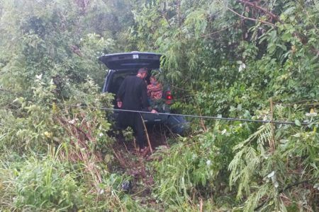 Golpean a camioneta y sale de la carretera en Playa del Carmen