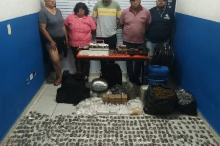 GOLPAZO AL NARCO. Atrapan a 5 narcos con 2 mil dosis de drogas y dos armas