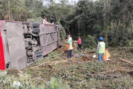 Mueren 8 personas y 15 resultan heridos en choque entre camión de ADO y volquete