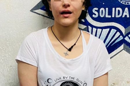 Violenta mujer golpea a madre e hijo