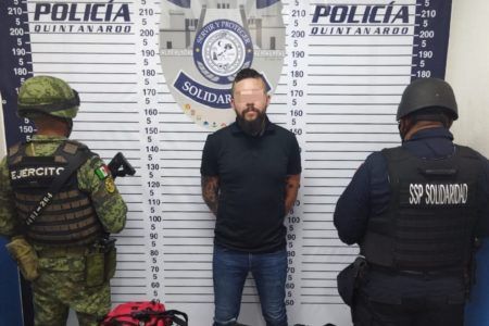 Atrapan a sujeto con armas en retén Playa del Carmen-Cancún