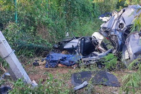 Conductor de una lujosa camioneta fallece al chocar contra un poste de la CFE a la altura del hotel Barceló