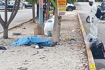 Las personas que iban a bordo de una motocicleta perdieron el control y se estrellaron contra un poste de alumbrado público