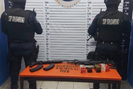 Encuentra policía municipal de Solidaridad maleta de armas largas