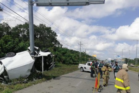 Aparatoso accidente cobro la vida de una persona sobre la carretera Playa del Carmen-Cancún