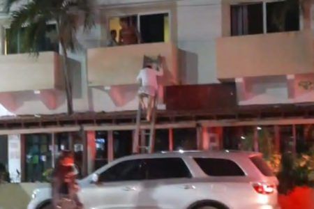 Se incendia una palapa de hotel en pleno centro de Playa del Carmen 