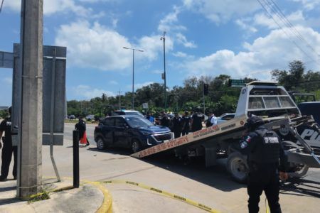 Atrapan a pareja de extranjeros ladrones de autos 