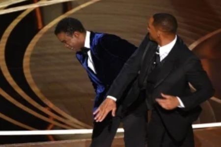 Will Smith golpea a Chris Rock en plena ceremonia del Oscar por hacer broma de su esposa 