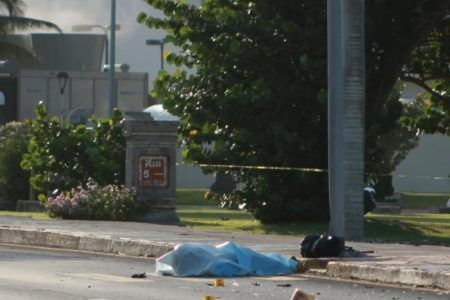 Muerte instantánea. Motociclista choca contra un poste en la Zona Hotelera de Cancún