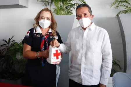 Carlos Joaquín asistió a la toma de protesta del Consejo Local y Coordinación de Damas Voluntarias de la Cruz Roja 