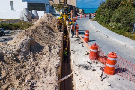 INICIA AGUAKAN TRABAJOS DE INTRODUCCIÓN DE RED DE DRENAJE EN ZONA NORTE DE ISLA MUJERES