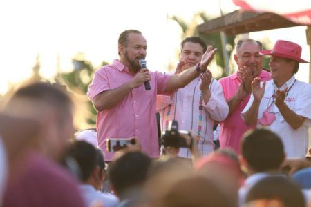 ENTREGAN A JULIÁN RICALDE CONSTANCIA OFICIAL 