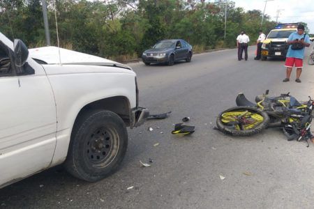 Choca de frente contra camioneta motociclista en Cancún