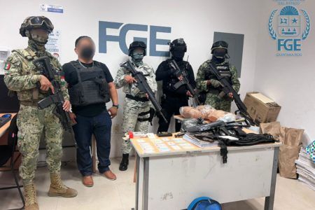 Asegura armas, equipo táctico y drogas en cateo a residencia de Playa del Carmen