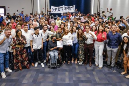 Recibe Mara Lezama la aportación de Jóvenes y deportistas al plan de desarrollo