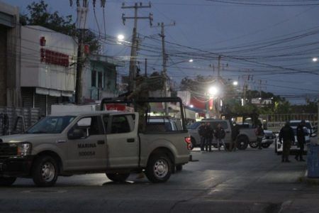FGR y Marina catean narco tienda en la zona conocida como el crucero en cancun. 