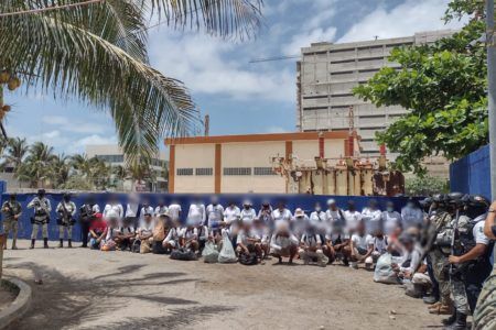 Capturan a 51 vendedores ambulantes de las playas de Cancún