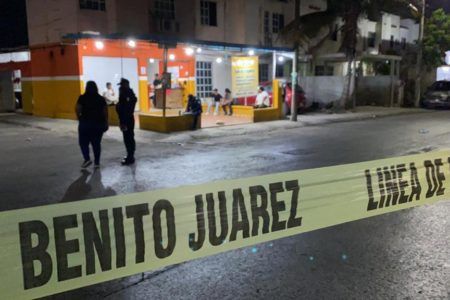 Exigen a balazos derecho de piso a taquería de Cancún