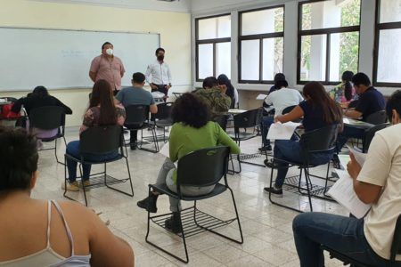 Presentan examen de admisión aspirantes a licenciaturas de Medicina y Enfermería