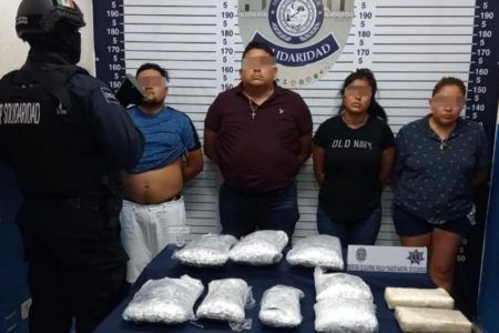 Con 2 kilos de cocaína y 6 bultos de mariguana son detenidas dos parejas en Playa del Carmen