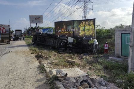 Aparatosa volcadura se registró cerca de filtro policíaco en playa del carmen. 