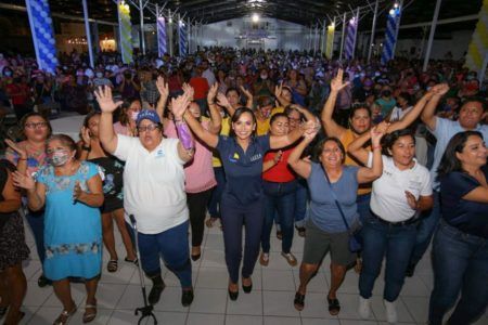 Laura Fernández recibe el respaldo de madres cozumeleñas