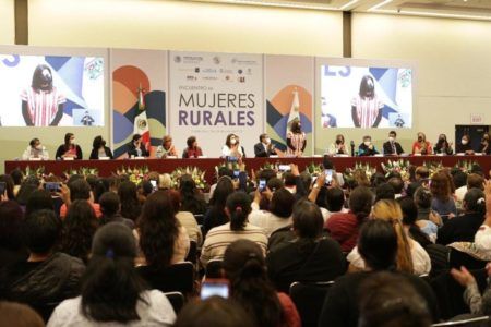 Exponen desafíos para garantizar la participación política de la mujer