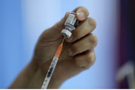 Vacunas evitaron casi 20 millones de muertes por COVID-19: Estudio 