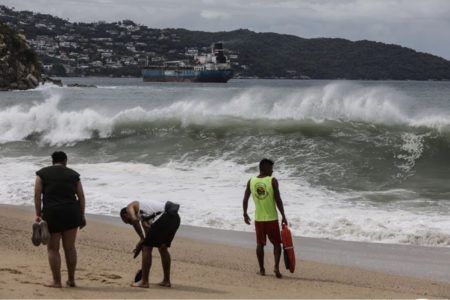 Blas ya es huracán y provocará intensas lluvias en 4 estados de México 